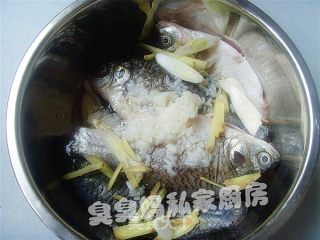 糟香豆瓣鲫鱼的做法步骤：5