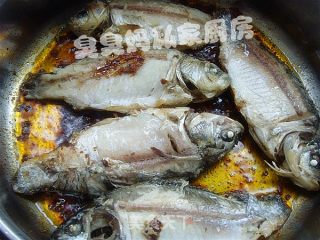 糟香豆瓣鲫鱼的做法步骤：5