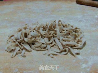 营养早餐——全麦鸡蛋饼的做法步骤：2
