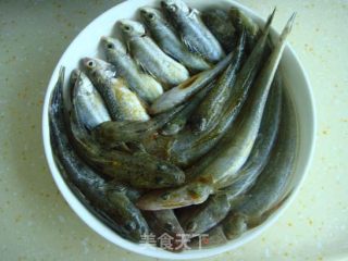 杂鱼煲的做法步骤：3