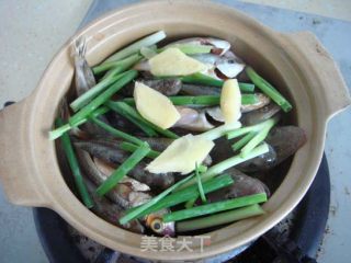 杂鱼煲的做法步骤：3