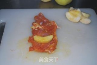 苹果培根鸡腿卷的做法步骤：2