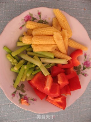 双笋素炒蟹味菇的做法步骤：2