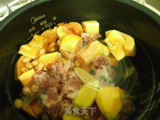 初秋靓汤: 木瓜花生排骨汤的做法步骤：2