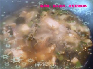 一鱼两吃——酸菜鱼、鱼骨汤的做法步骤：2