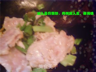 一鱼两吃——酸菜鱼、鱼骨汤的做法步骤：2