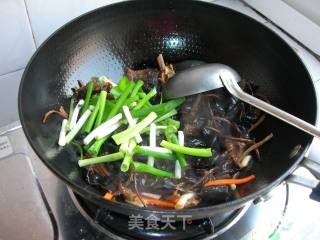 茶树菇烧木耳的做法步骤：2