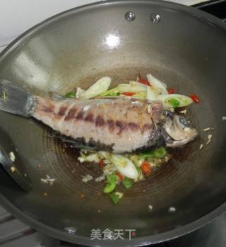 葱烧鱼的做法步骤：2