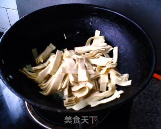 尖椒干豆腐的做法步骤：2