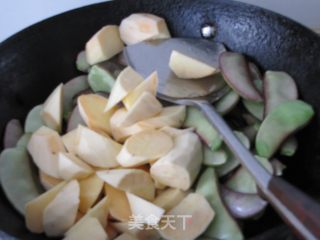 扁豆烧山芋的做法步骤：2