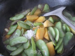 扁豆烧山芋的做法步骤：2