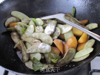扁豆烧山芋的做法步骤：2