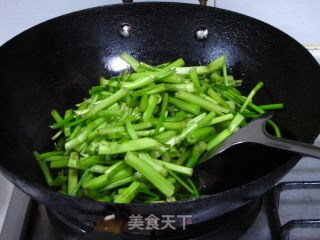 旱芹炒百叶的做法步骤：2