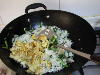 香辣蛋炒饭的做法步骤：2
