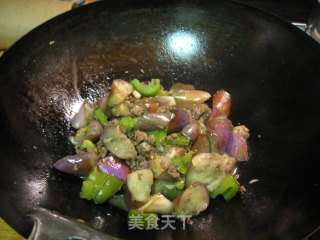 肉末烧茄子的做法步骤：2