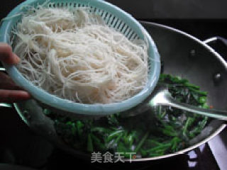 潮汕美食——鱿鱼芥兰炒米粉的做法步骤：8