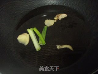 吃海鲜还是用简单的方法最好--白灼鱿鱼的做法步骤：3
