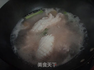 吃海鲜还是用简单的方法最好--白灼鱿鱼的做法步骤：3