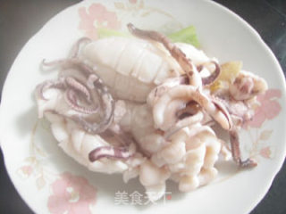 吃海鲜还是用简单的方法最好--白灼鱿鱼的做法步骤：3