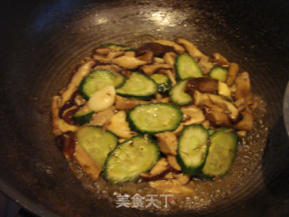 香菇炒黄瓜片的做法步骤：3