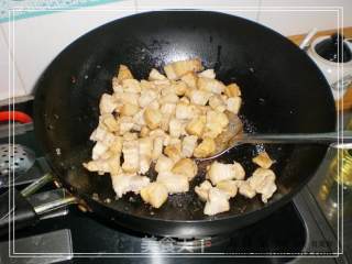 板栗干豆角焖五花肉的做法步骤：4