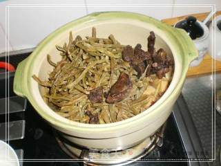 板栗干豆角焖五花肉的做法步骤：4