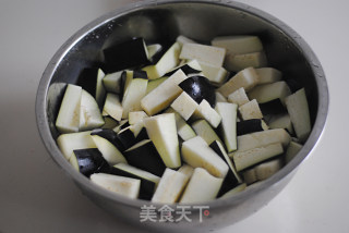【鱼香茄子】——如何炸茄子少吸油的做法步骤：2