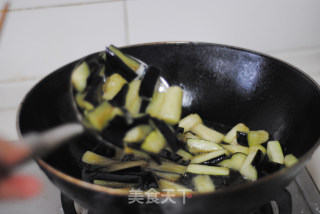 【鱼香茄子】——如何炸茄子少吸油的做法步骤：2