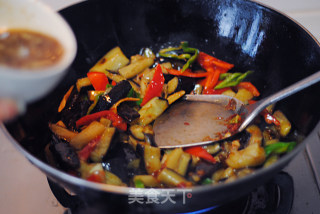 【鱼香茄子】——如何炸茄子少吸油的做法步骤：2