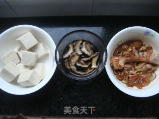 冻豆腐的新式吃法  --- 冻豆腐焖鸡腿肉的做法步骤：2