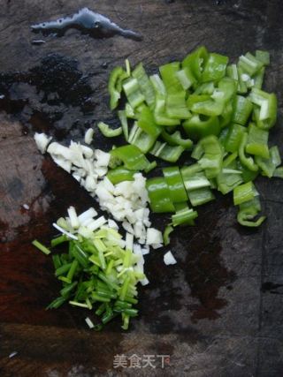 冻豆腐的新式吃法  --- 冻豆腐焖鸡腿肉的做法步骤：2