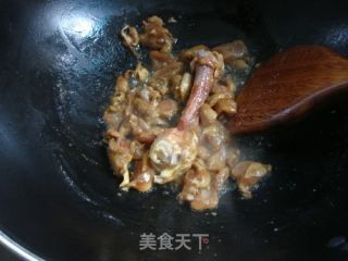 冻豆腐的新式吃法  --- 冻豆腐焖鸡腿肉的做法步骤：2