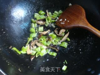 冻豆腐的新式吃法  --- 冻豆腐焖鸡腿肉的做法步骤：2