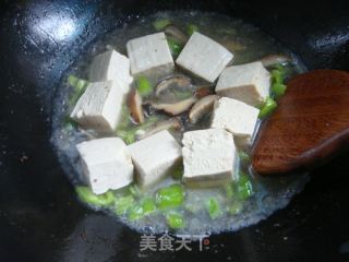 冻豆腐的新式吃法  --- 冻豆腐焖鸡腿肉的做法步骤：2