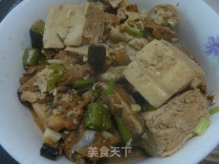 冻豆腐的新式吃法  --- 冻豆腐焖鸡腿肉的做法步骤：2