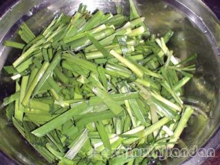 韭菜炒沙蚬的做法步骤：2