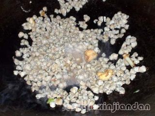 韭菜炒沙蚬的做法步骤：2