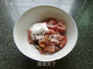 经典家常下饭菜---【肉片炒手撕甜椒】的做法步骤：4