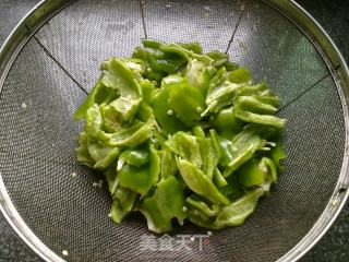 经典家常下饭菜---【肉片炒手撕甜椒】的做法步骤：4