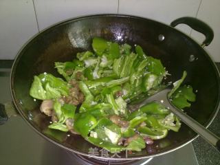 经典家常下饭菜---【肉片炒手撕甜椒】的做法步骤：4