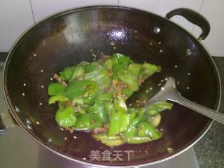 经典家常下饭菜---【肉片炒手撕甜椒】的做法步骤：4