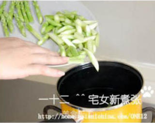 芦笋培根蘑菇意面的做法步骤：4