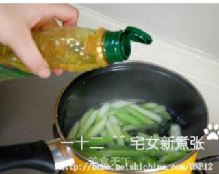 芦笋培根蘑菇意面的做法步骤：4