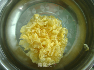 防秋燥----银耳木瓜盅的做法步骤：3
