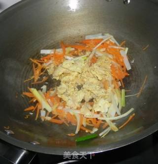 虾皮鸡蛋炒面的做法步骤：2