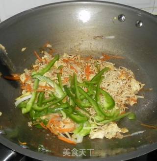 虾皮鸡蛋炒面的做法步骤：2