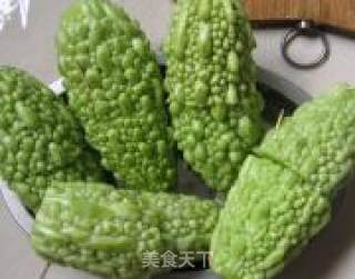 美味且一举两得的苦瓜汤的做法步骤：2