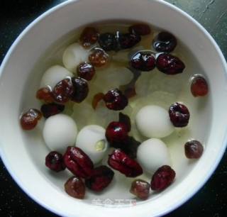 龙眼肉红枣炖鹌鹑蛋的做法步骤：2