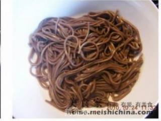 羊肉金针菇荞麦面的做法步骤：2