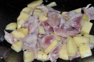 日式咖喱土豆烧肉的做法步骤：2